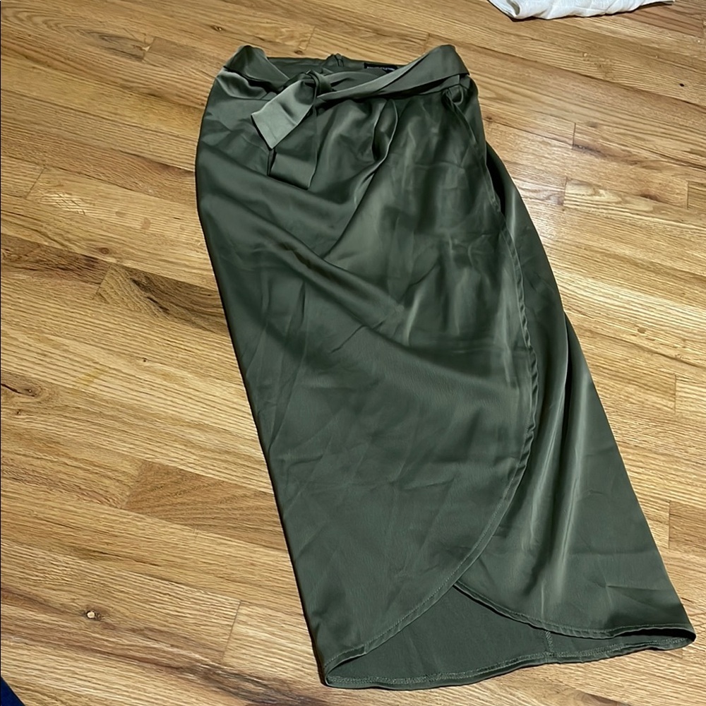 PrettyLittleThing KHAKI STRUCTURED SATIN TIE WAIST SPLIT LEG MIDI SKIRT